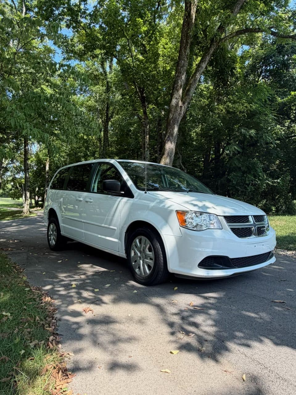 Front three-quarter view of the white 2017 Dodge Grand Caravan